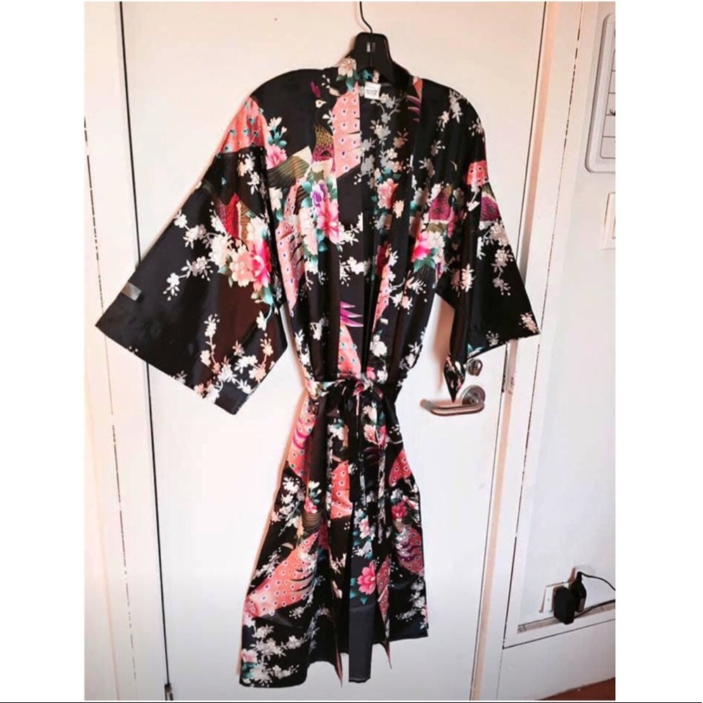 SOLD❣️NEW! Silk Robe 👘🖤
